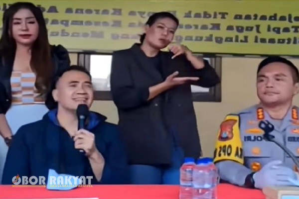 Jakarta, Obor Rakyat - Pedangdut Saiful Jamil, mengaku terkejut saat kendaraan yang ditumpangi dihentikan oleh sejumlah orang di jalur busway, kawasan Daah Mogot Jakarta Barat, Jumat (5/1/2024), kemarin.