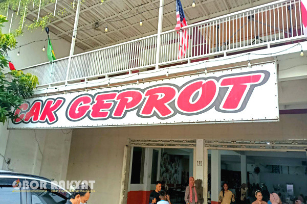 Surabaya, Obor Rakyat - Depot Cak Geprot di Benowo, Kecamatan Pakal, Kota Surabaya menjadi sorotan publik lantaran perlakuan salah satu karyawan yang membentak customer atau pelanggan.