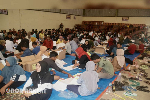 Bondowoso, Obor Rakyat - Dalam rangka memastikan kelancaran pelaksanaan Pemilihan Umum (Pemilu) Tahun 2024, Pj Bupati Bondowoso, Bambang Soekwanto memantau langsung kegiatan penyortiran dan pelipatan surat suara yang bertempat di gudang Bulog, Selasa (9/1/2024).