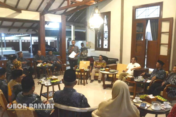 Bondowoso, Obor Rakyat - Guna memperkuat sinergi antara pemerintah dengan kelompok agama dalam membangun harmoni dan toleransi di masyarakat, Pemerintah Kabupaten (Pemkab) Bondowoso melalui Badan Kesatuan Bangsa dan Politik (Bakesbangpol), menggelar rapat koordinasi (Rakor) bersama Forum Kerukunan Umat Beragama (FKUB), di Peringgitan Pendopo Kabupaten, Rabu (10/1/2024) malam.