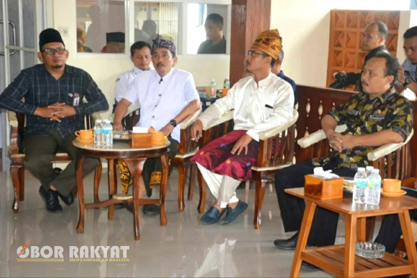 Bondowoso, Obor Rakyat - Pj Bupati Bondowoso , Bambang Soekwanto, melaksanakan coffee morning dengan mengundang unsur Forum Koordinasi Pimpinan Daerah (Forkopimda), ketua dan komisioner Komisi Pemilihan Umum (KPU), serta Badan Pengawas Pemilu (Bawaslu), bertempat di Pendopo Kabupaten, Kamis (11/1/2024).