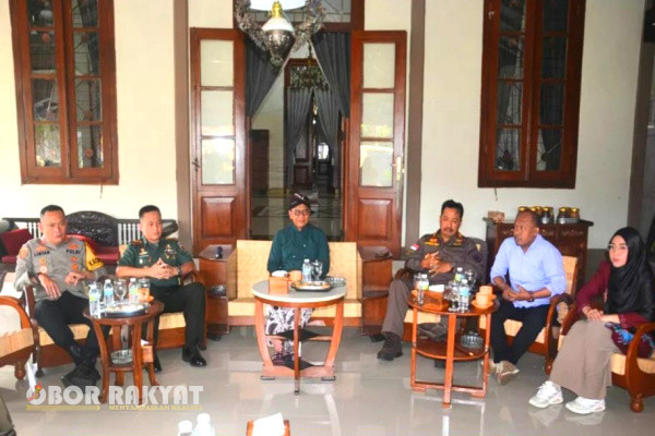 Bondowoso, Obor Rakyat - Pj Bupati Bondowoso , Bambang Soekwanto, melaksanakan coffee morning dengan mengundang unsur Forum Koordinasi Pimpinan Daerah (Forkopimda), ketua dan komisioner Komisi Pemilihan Umum (KPU), serta Badan Pengawas Pemilu (Bawaslu), bertempat di Pendopo Kabupaten, Kamis (11/1/2024).