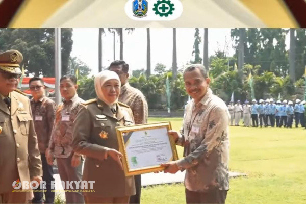 Bondowoso, Obor Rakyat - Menyongsong dimulainya peringatan bulan Keselamatan dan Kesehatan Kerja (K3) Nasional yang setiap tahunnya dilaksanakan pada tanggal 12 Januari sampai 12 Februari, Pemerintah Provinsi (Pemprov) Jawa Timur, menyelenggarakan Upacara Bulan K3 Nasional tahun 2024 dengan pesertanya, antara lain Pengawas Ketenagakerjaan, ASN UPT K2 Disnakertrans, Korsik Dinas Pol PP Provinsi Jawa Timur, Mahasiswa, BPJS Ketenagakerjaan/Kesehatan, Asosiasi Perusahaan Jasa K3 dan Perusahaan yang ada diwilayah Jawa Timur, bertempat di PT Ajinomoto Mojokerto, Kamis (11/01/2024) dengan Inspektur Upacara Gubernur Jatim, Khofifah Indar Parawansa.