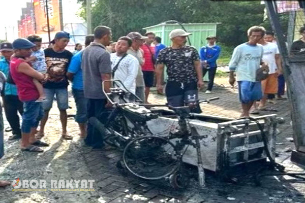 Situbondo, Obor Rakyat - Sebuah pom mini di Jalan Pantura, Desa Demong, Kecamatan Besuki, Kabupaten Situbondo, terbakar, Jumat (12/1/2024).