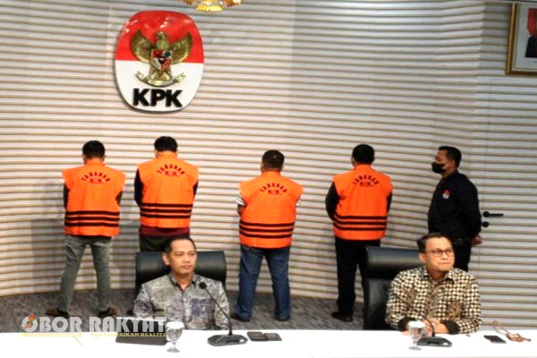 Jakarta, Obor Rakyat - Bupati Labuhanbatu, Sumatera Utara (Sumut) Erik Adtrada Ritonga, akhirnya mengenakan rompi oranye bertuliskan “Tahanan KPK”, Jumat (12/1/2024).