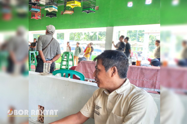 Kades Jebung Kidul itu, membangun sebuah bangunan Pasar Desa supaya masyarakatnya bisa berjualan atau berbisnis dengan melibatkan Badan Usaha Milik Desa (BUMDes).