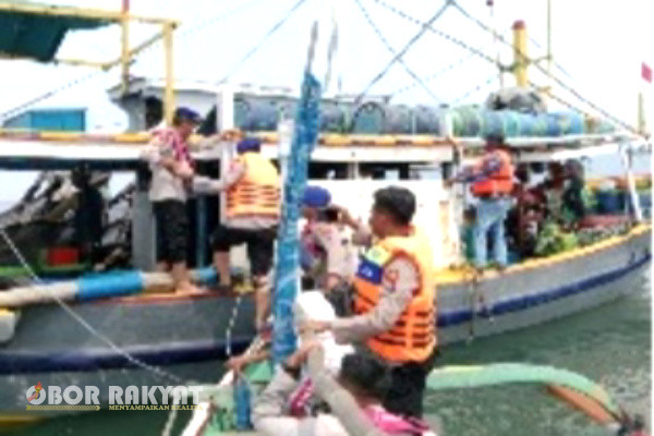 Situbondo, Obor Rakyat – Lembaga Peduli Lingkungan Hidup Tapalkuda Nusantara (LPLH TN), mendapatkan pengaduan dan informasi dari warga adanya dugaan ilegal fishing oleh kapal Jonggrang dengan jaring trawl atau pukat harimau yang diduga dari Mayangan Probolinggo.