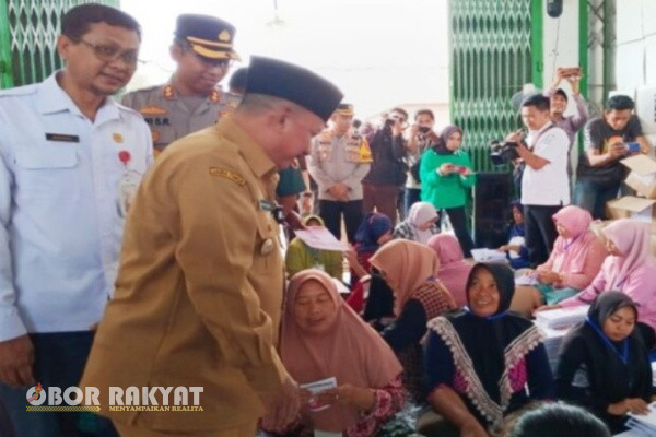 Situbondo, Obor Rakyat - Proses pelipatan kertas suara terus dikerjakan oleh petugas yang telah diberi bekal oleh Komisi Pemilihan Umum (KPU) Situbondo. Baik cara melipat kertas suara maupun menyortir, apabila ada kertas rusak.