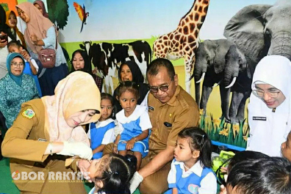 Bondowoso, Obor Rakyat - Dalam upaya pencegahan polio, Pj Bupati Bondowoso, Bambang Soekwanto, turut ambil bagian dari acara Supervisi Sub Pin Polio Tahun 2024, yang dilaksanakan di beberapa sekolah, Posyandu, wilayah Kecamatan Wonosari, dan Kecamatan Tapen, Selasa (16/1/2024).
