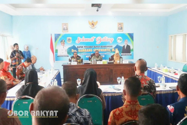 Bondowoso, Obor Rakyat - Dalam upaya untuk mendukung dan memahami kondisi pelayanan air diwilayahnya, Pj Bupati Bondowoso, Bambang Soekwanto, melakukan kunjungan kerja ke Perusahaan Daerah Air Minum (PDAM), Kamis (18/1/2024).