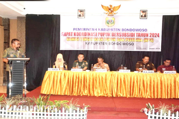Bondowoso, Obor Rakyat - Pemerintah Kabupaten (Pemkab) Bondowoso, Jawa Timur, menggelar Rapat Koordinasi (Rakor) anggota Komisi Pengawasan Pupuk dan Pestisida (KP3) terkait pupuk bersubsidi Tahun 2024, yang diselenggarakan di aula Hotel Grand Padis, Kamis (18/1/2024).