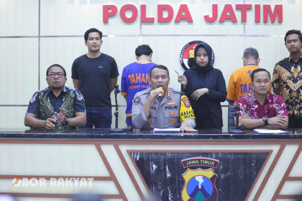 Surabaya, Obor Rakyat - Direktorat Reserse Kriminal Umum (Ditreskrimum) Polda Jawa Timur (Jatim), berhasil mengungkap tidak pidana penipuan dan penggelapan yang dilakukan oleh sejumlah tersangka calo rekrutmen Aparatur Sipil Negara (ASN) yang bermula dari adanya seleksi pendaftaran ASN di Kementerian Hukum dan Ham (KemenkumHAM).