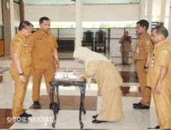 Pj Bupati Bondowoso dan Kepala OPD, Tandatangani Perjanjian Kinerja dan Pakta Integritas Tahun 2024