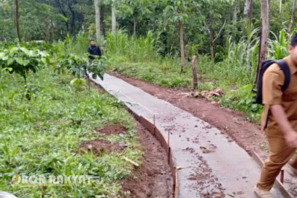 Bondowoso, Obor Rakyat - Warga masyarakat Desa Kupang, Kecamatan Pakem, Kabupaten Bondowoso, saat ini sedang membangun jalan rabat beton. Sayangnya viral di Jagat Maya, karena pekerjaan tersebut, digarap awal tahun 2024.