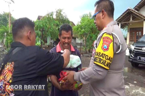 Bondowoso, Obor Rakyat - Sebagai bentuk kepedulian terhadap sesama yang sedang mengalami musibah bencana angin puting beliung di dua desa, wilayah Kecamatan Prajekan, Kabupaten Bondowoso, yakni Desa Walidono dan Cangkring, Satuan Lalulintas (Satlantas) Polres Bondowoso berkolaborasi dengan Komunitas Seduluran Tanpa Memandang Jabatan (STMJ) Jember dan Surabayamembagikan bantuan sosial (bansos) ratusan sembako.