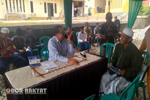 Bondowoso, Obor Rakyat - Ketua Komsi I DPRD Kabupaten Bondowoso, menggandeng Dispendukcapil setempat, memfasilitasi warga dalam pembuatan KTP dan rekam data yang berlangsung di Aula Gus Dur, Desa Maesan, Kecamatan Maesan, Rabu (24/1/2024).