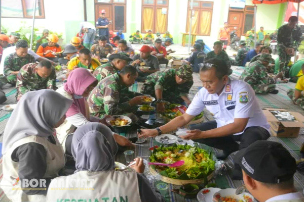 Bondowoso, Obor Rakyat - Pj Bupati Bondowoso, Bambang Soekwanto bersama jajaran Forum Koordinasi Pimpinan Daerah (Forkompinda) tampak antusias saat menghadiri acara penutupan Karya Bhakti penanganan bencana alam puting beliung yang berlangsung di balai Desa Walidono, kecamatan Prajekan, Rabu (24/1/2024).
