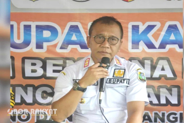 Bondowoso, Obor Rakyat - Pj Bupati Bondowoso, Bambang Soekwanto bersama jajaran Forum Koordinasi Pimpinan Daerah (Forkompinda) tampak antusias saat menghadiri acara penutupan Karya Bhakti penanganan bencana alam puting beliung yang berlangsung di balai Desa Walidono, kecamatan Prajekan, Rabu (24/1/2024).