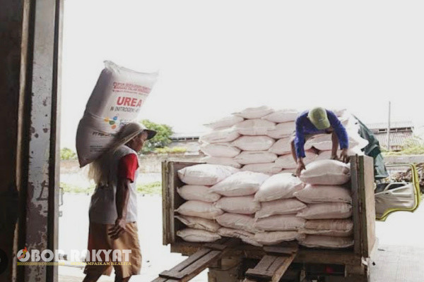 Situbondo, Obor Rakyat - Kasus penimbunan pupuk di Situbondo berbuntut panjang. Kini pemerintah setempat menutup kios UD Airlangga.