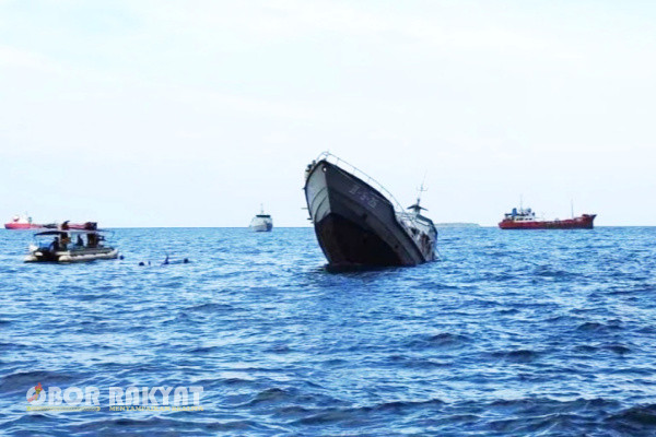 Banyuwangi, Obor Rakyat - TNI Angkatan Laut (AL) menenggelamkan sebanyak tiga unit kapal patroli di perairan Banyuwangi, Jawa Timur, Kamis (25/1/2024), sore.