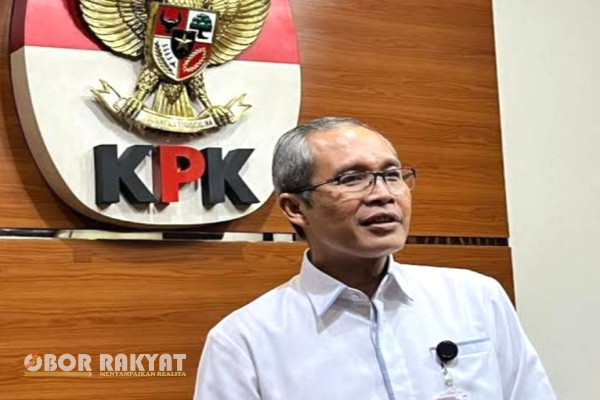 Jakarta, Obor Rakyat - Beras Stabilisasi Pasokan dan Harga Pangan Pangan (SPHP) milik Bulog yang ditempeli stiker pasangan capres nomor urut 2 Prabowo Subianto-Gibran Rakabuming Raka diterima di Komisi Pemberantasan Korupsi (KPK).