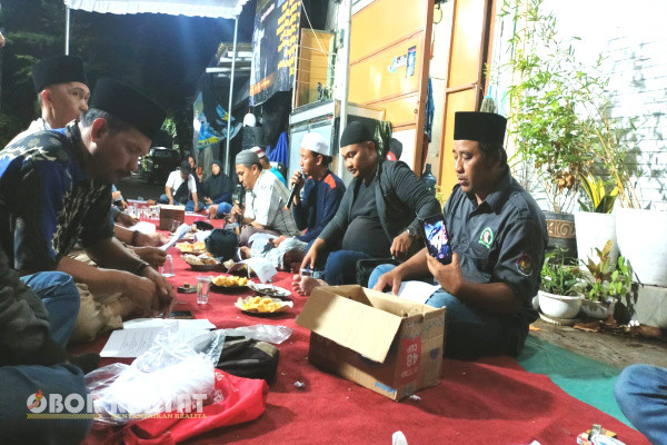 Surabaya, Obor Rakyat - Komunitas Majelis Burdah Untuk Konco Pikir (Mabuk) Sholawat, kali ini gelar rutinan di Jalan Dukuh Kupang Barat.