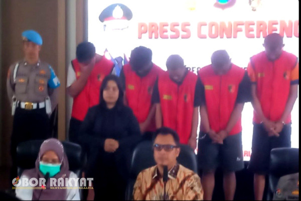 Surabaya, Obor Rakyat - Enam orang pendekar ditetapkan sebagai tersangka oleh Satreskrim Polrestabes Surabaya, terkait kasus pengeroyokan di Jalan Tunjungan Surabaya, pada Minggu (14/1/2024) lalu, pukul 23.00 WIB.