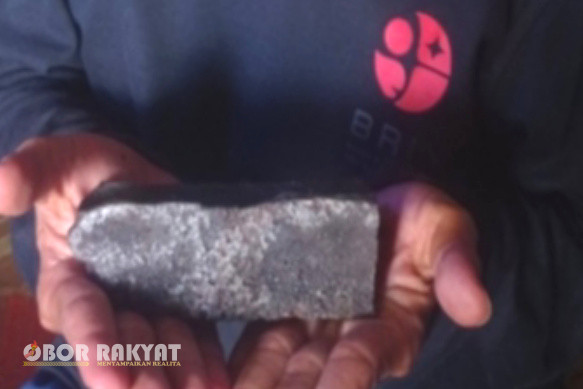 Brebes, Obor Rakyat – Kursin (43) warga RT 05 RW 02, Desa Tanjung, Kecamatan Tanjung, Kabupaten Brebes, Jawa Tengah, menemukan Batu di depan rumahnya. Batu tersebut, diduga batu Meteor.