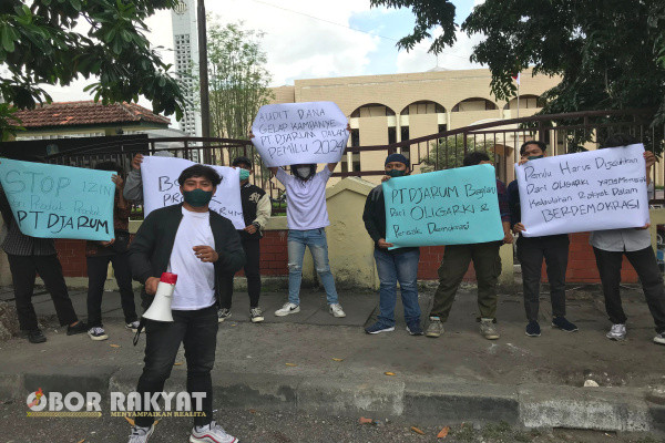 Surabaya, Obor Rakyat - Pesta demokrasi tinggal menghitung bulan. Dalam pengamatan Aliwiapa (22) Mahasiswa Hukum menyebut pengusaha besar yang terlibat dalam Pemilihan Umum (Pemilu) telah menciptakan dinamika kontroversial.