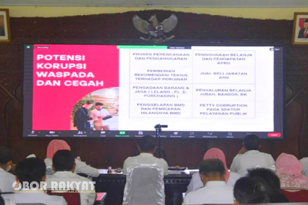 Pemerintah Kabupaten (Pemkab) Bondowoso mengikuti rapat koordinasi (Rakor) pencegahan dan pemberantasan korupsi serta perkenalan Satuan Tugas (Satgas) Komisi Pemberantasan Korupsi (KPK) dengan Direktur Koordinasi dan Supervisi Wilayah III KPK-RI, dan Bakorwil V Jember, secara daring via zoom maeting di Pendopo Raden Bagus Asra, Rabu (31/1/2024).