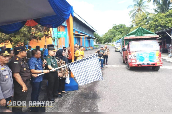 Bondowoso, Obor Rakyat - Pj Bupati Bondowoso, Bambang Soekwanto, secara resmi melaunching penyaluran bantuan bahan pangan tahun 2024, di gudang Bulog, Desa Kembang, Kecamatan Bondowoso, Kamis (1/2/2024).