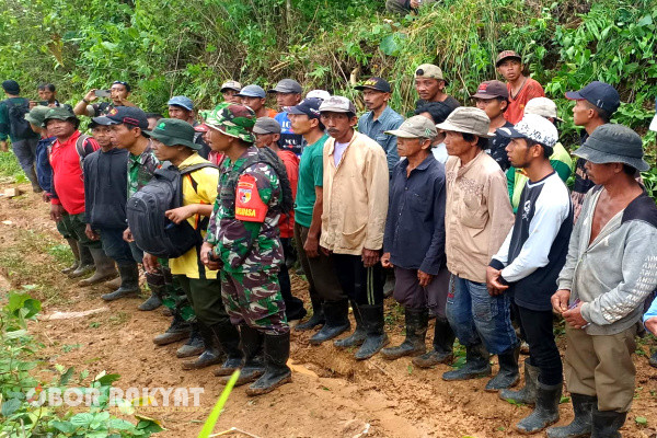 Bondowoso, Obor Rakyat - Guna meningkatkan kepedulian dan peran serta masyarakat untuk merawat, memelihara, menjaga sekaligus menumbuh kembangkan rasa cinta pada alam dan lingkungan, Perum Perhutani KPH Bondowoso kembali melakukan giat reboisasi penanaman pohon Alpukat dan Suren di Hutan Lindung (HL) di petak 3A Resort Pemangkuan Hutan (RPH) Prajekan.