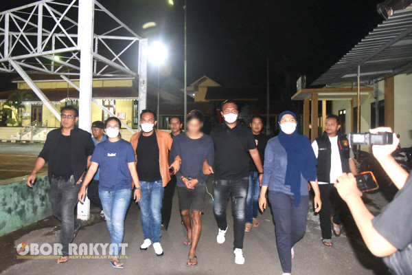 Bondowoso, Obor Rakyat - Aparat kepolisian Resor Bondowoso, Polda Jatim, berhasil melakukan penangkapan terhadap GG tersangka dugaan kasus pemerkosaan anak dibawah umur. Pelaku yang sempat buron ini, berhasil ditangkap di Pulau Bali.