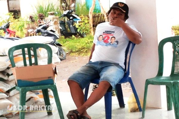 Bondowoso, Obor Rakyat - Beredar sebuah foto, yang memperlihatkan seorang pria di Bondowoso, Jawa Timur (Jatim), mengenakan kaos pasangan calon (Paslon) Presiden dan Wakil Presiden saat penyaluran beras bantuan pangan, Sabtu (3/2/2024).