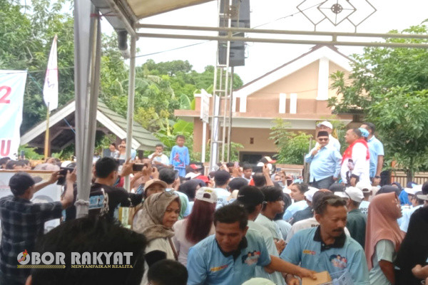 Situbondo, Obor Rakyat – Ribuan Masyarakat Situbondo memadati jalan Hasan Asegaf, Kelurahan Dawuhan, Kecamatan Situbondo, Kabupaten Situbondo, untuk hadir dan mengikuti goyang Gemoy yang diselenggarakan oleh tim pemenang Prabowo – Gibran yang dijuluki pilar 08 Minggu, (4/2/2024).