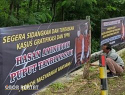 Viral, Banner Berjejer Bertuliskan Tokoh Masyarakat Dukung KPK Tuntaskan Korupsi Eks Bupati Probolinggo