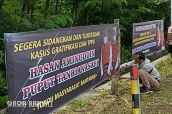 Probolinggo, Obor Rakyat - Viral, belasan banner berjejer di jalan Pantura Probolinggo-Situbondo, bertuliskan dukungan bagi Komisi Pemberantasan Korupsi (KPK), agar menuntaskan kasus gratifikasi dan Tindak Pidana Pencucian Uang (TPPU) terdakwa mantan Bupati Probolinggo, Puput Tantrinasari dan suaminya, yaitu Hasan Aminuddin.