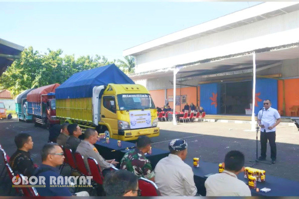 Bondowoso, Obor Rakyat - Pejabat (Pj) Bupati Bondowoso, Bambang Soekwanto, menghadiri pelepasan pendistribusian logistik Pemilu 2024, bertempat di gudang Bulog Bondowoso, Jumat (9/2/2024).