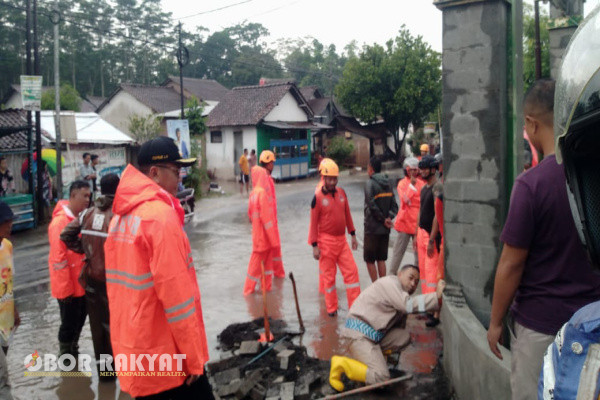 Bondowoso, Obor Rakyat – Hujan deras yang terjadi sejak pukul 13.0 WIB hingga pukul 17.00 WIB, Jumat (9/2/2024), mengakibatkan ruas jalan Pujer, di Dusun Dumas Barat, Desa Sumber Salam, Kecamatan, Tenggarang, Kabupaten Bondowoso, tergenang air setinggi lutut orang dewasa.