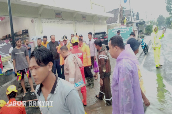 Bondowoso, Obor Rakyat - Warga RT 27, Dusun Dumas Barat, Desa Sumber Salam, Kecamatan Tenggarang, Kabupaten Bondowoso, keluhkan penutupan drainase di pertokoan yang mengakibatkan mengakibatkan banjir.