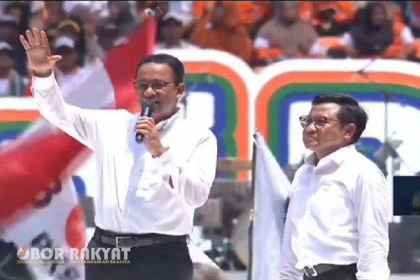 Jakarta, Obor Rakyat - Calon wakil presiden (Cawapres) no urut 1, Muhaimin Iskandar (Cak Imin) tampak menangis terharu hingga disambut pelukan dari Capresnya, Anies Baswedan saat menutup orasi kampanye akbar di Jakarta International Stadium (JIS), Sabtu (10/2/2024).