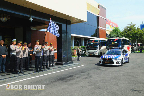 Surabaya, Obor Rakyat - Sebanyak 1.013 personel Kepolisian Daerah Jawa Timur (Polda Jatim) yang diperbantukan Bawah Kendali Operasi (BKO) ke Polres jajaran untuk pengamanan Pemilu 2024, telah diberangkatkan.