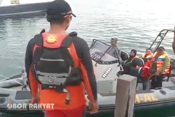 Jembrana, Obor Rakyat - Tim SAR gabungan mengevakuasi penumpang Kapal Motor Penyeberangan (KMP) Agung Samudra XVIII yang kandas di perairan Selat Bali, Minggu (11/2/2024).