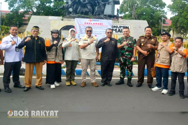 Bondowoso, Obor Rakyat – Badan Pengawas Pemilihan Umum (Bawaslu) Kabupaten Bondowoso menggelar Apel Siaga Pengawasan Pemilu tahun 2024 dengan tema “Bersama Rakyat Awasi Pemilu", Senin (12/2/2024), di Alun-alun Raden Bagus Asra (RBA) Ki Ronggo.