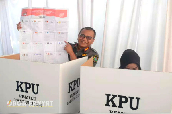 Bondowoso, Obor Rakyat – Pemilihan Umum (Pemilu) 2024, hari yang dinantikan seluruh masyarakat akhirnya tiba. Satu persatu warga mulai mendatangi Tempat Pemungutan Suara (TPS) diwilayah masing-masing.