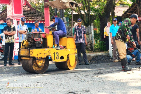 Bondowoso, Obor Rakyat – Pejabat (Pj) Bupati Bondowoso, Bambang Soekwanto, melakukan inspeksi mendadak (sidak) jalan rusak di ruas jalan Cokroaminoto, Kelurahan Kademangan, Kecamatan Bondowoso, Kamis (15/2/2024).