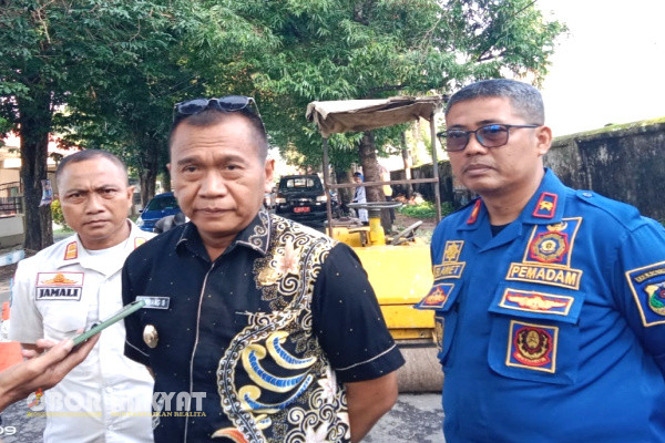Bondowoso, Obor Rakyat – Pejabat (Pj) Bupati Bondowoso, Bambang Soekwanto, melakukan inspeksi mendadak (sidak) jalan rusak di ruas jalan Cokroaminoto, Kelurahan Kademangan, Kecamatan Bondowoso, Kamis (15/2/2024).