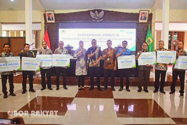 Bondowoso, Obor Rakyat - Pejabat (Pj) Bambang Soekwanto, hadir dalam kegiatan penyerahan jaminan sosial ketenagakerjaan kepada pekerja rentan di sekitar Badan Usaha Milik Desa Bersama (BUMDesma) Kabupaten Bondowoso, Jawa Timur yang berlangsung di pendopo Raden Bagus Asra, Kamis (15/2/2024).
