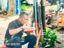 Kesederhanaan Pj Bupati Bondowoso, Makan Nasi Pecel di Pinggir Jalan