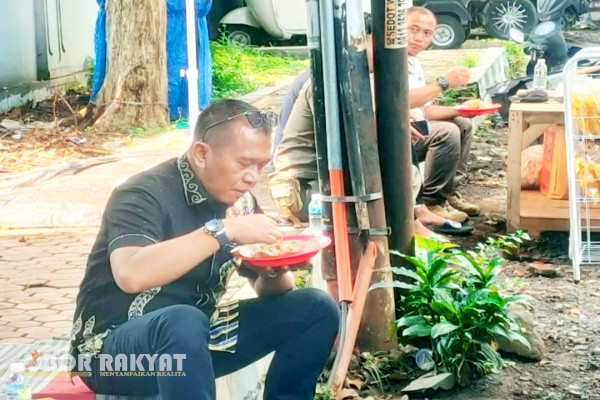 Bondowoso, Obor Rakyat – Meski selaku orang nomor satu di Kabupaten Bondowoso, Bambang Soekwanto mengaku lebih suka memilih makan di kaki lima.